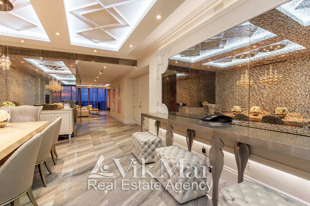 Интерьер элитной квартиры с видом на океан в «The St. Regis Bal Harbour Resort» в Майами, США Интерьер элитной квартиры с видом на океан в «The St. Regis Bal Harbour Resort» в Майами, США